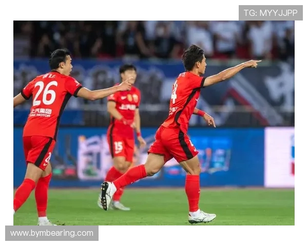 上海海港与对手激战再起 赛季冲刺关键战提前预热